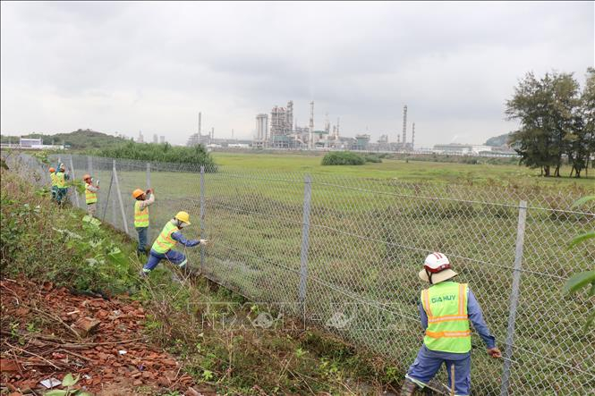 Đơn vị thi công gia cố hàng rào phạm vi được giao đất Dự án nâng cấp mở rộng Nhà máy lọc dầu Dung Quất.
