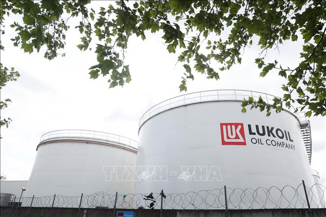Các bể chứa dầu của công ty Lukoil tại Brussels, Bỉ. Ảnh minh họa: AFP/TTXVN