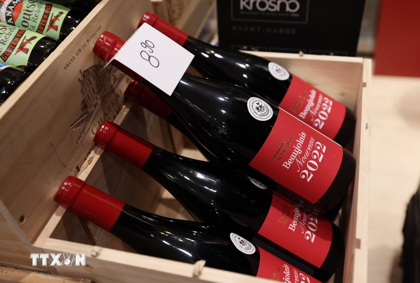 Rượu vang được bày bán tại cửa hàng ở Paris, Pháp. (Ảnh: THX/TTXVN)