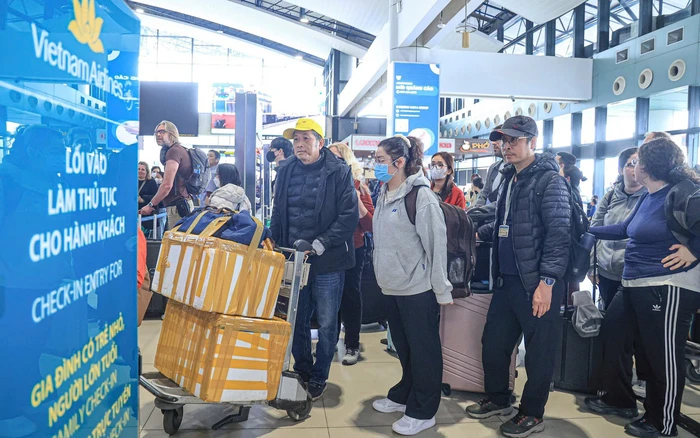 Hành khách chờ làm thủ tục hàng không tại sân bay Nội Bài. Ảnh: Phan Công
