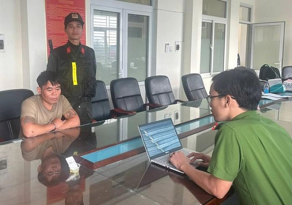 Bùi Văn Th. làm việc với công an. Ảnh: Công an Quảng Ngãi