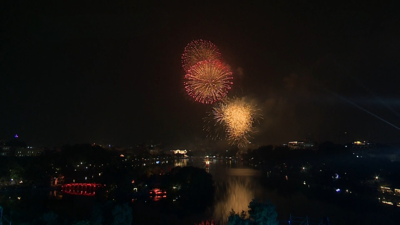 Tưng bừng ph&aacute;o hoa ch&agrave;o đ&oacute;n năm mới 2026 tr&ecirc;n khắp cả nước