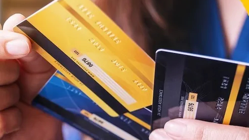 Nhiều t&agrave;i khoản ng&acirc;n h&agrave;ng bị ngừng giao dịch do chưa cập nhật CCCD 