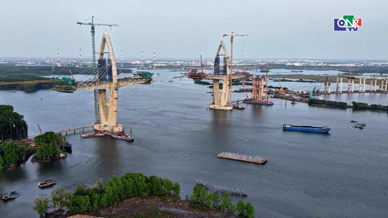 Hai c&acirc;y cầu lớn nhất Việt Nam đang khẩn trương về đ&iacute;ch