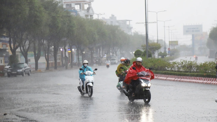 Bắc Bộ đ&oacute;n đợt r&eacute;t, Nam Bộ mưa tr&aacute;i m&ugrave;a