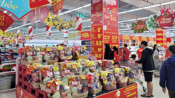 H&agrave;ng Tết v&agrave;o m&ugrave;a, người ti&ecirc;u d&ugrave;ng chủ yếu &ldquo;xem trước, mua sau&rdquo;