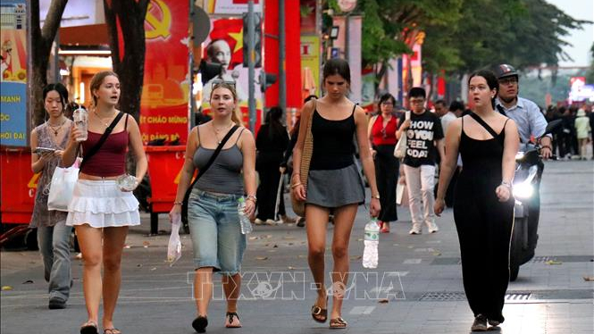 Du lịch cả nước đ&oacute;n khoảng 3,5 triệu lượt kh&aacute;ch dịp Tết Dương lịch 2026