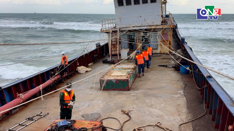 Tiếp cận kiểm tra t&agrave;u nước ngo&agrave;i mắc cạn