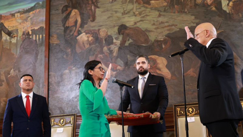 Tổng thống l&acirc;m thời Venezuela tuy&ecirc;n thệ nhậm chức