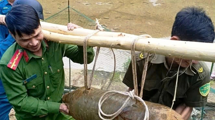 Ph&aacute;t hiện vật liệu nổ nguy hiểm tại ruộng l&uacute;a của người d&acirc;n ở Quảng Ng&atilde;i