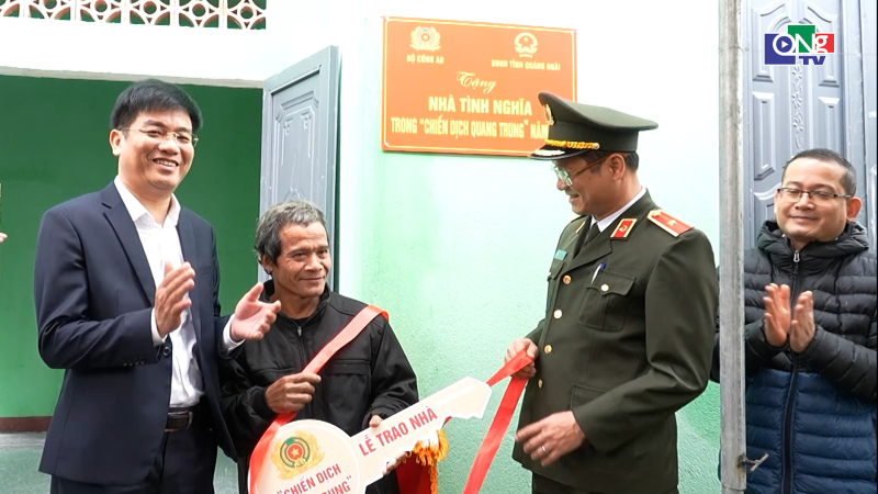 B&agrave;n giao nh&agrave; ở "Chiến dịch Quang Trung" tại x&atilde; T&acirc;y Tr&agrave;