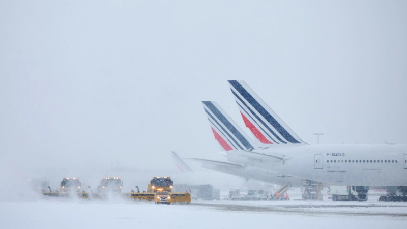 Giao th&ocirc;ng ch&acirc;u &Acirc;u hỗn loạn v&igrave; băng tuyết 