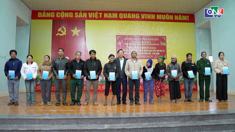  Tặng qu&agrave; Tết cho người d&acirc;n x&atilde; Ba Xa