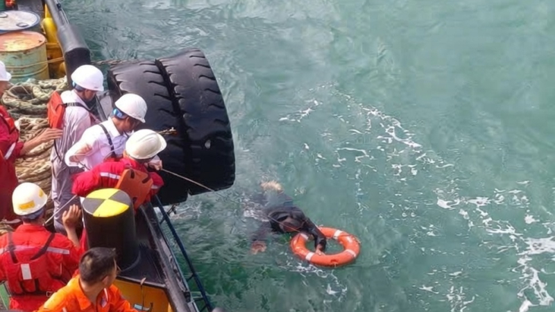 Cứu kịp thời ngư d&acirc;n bị tr&ocirc;i dạt tr&ecirc;n biển