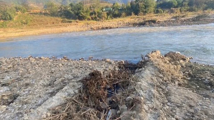 Ph&aacute;t hiện nh&agrave; m&aacute;y lắp đường ống ngầm xả thải trực tiếp ra s&ocirc;ng P&ocirc; K&ocirc; 