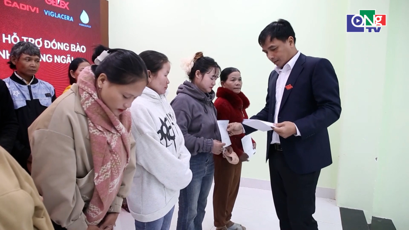 Trao 147 suất qu&agrave; của Bộ D&acirc;n tộc v&agrave; T&ocirc;n gi&aacute;o cho người d&acirc;n x&atilde; Sơn T&acirc;y Thượng