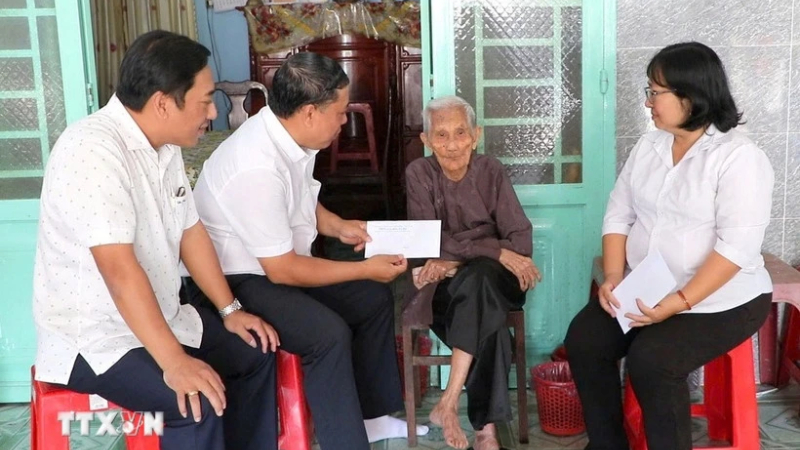 Hơn 5,88 triệu người được tặng qu&agrave; nh&acirc;n dịp Đại hội XIV của Đảng v&agrave; Tết B&iacute;nh Ngọ 