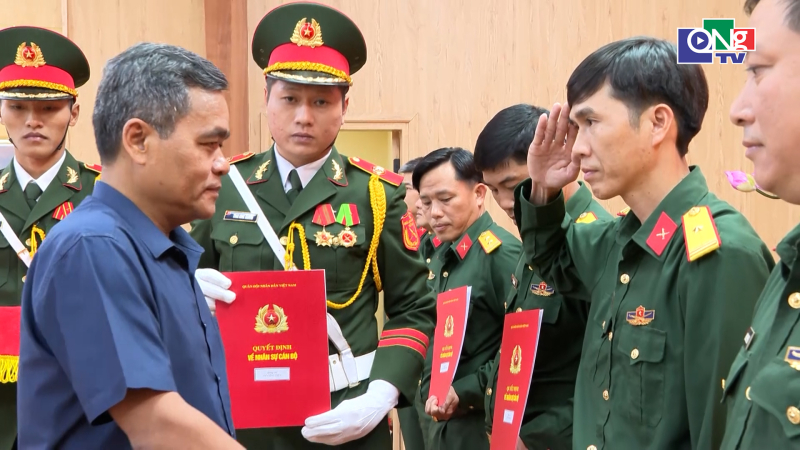 Bổ nhiệm sĩ quan qu&acirc;n đội ch&iacute;nh quy về x&atilde;, phường, đặc khu