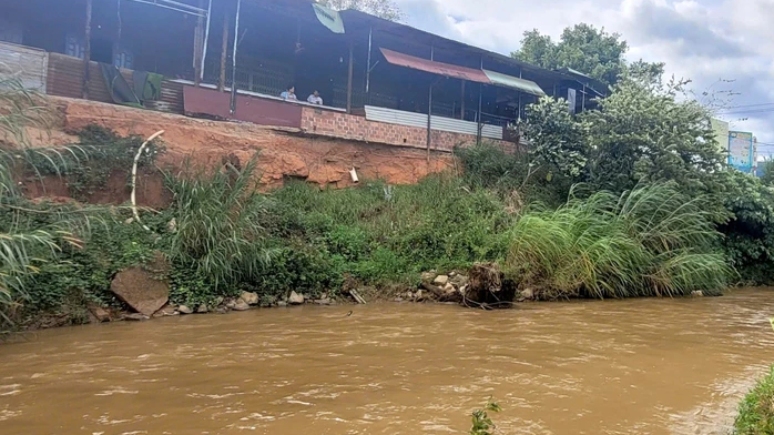 Sạt lở uy hiếp bu&ocirc;n l&agrave;ng 