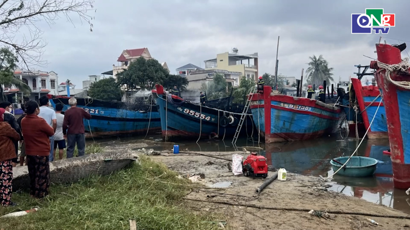 Bốn t&agrave;u c&aacute; bị thiệt hại nặng do hỏa hoạn