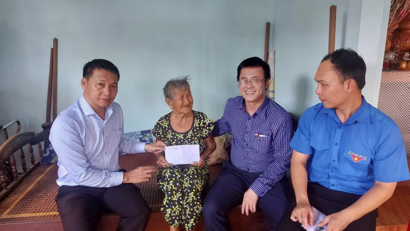 Quảng Ng&atilde;i chăm lo người c&oacute; c&ocirc;ng dịp Đại hội XIV v&agrave; Tết Nguy&ecirc;n đ&aacute;n