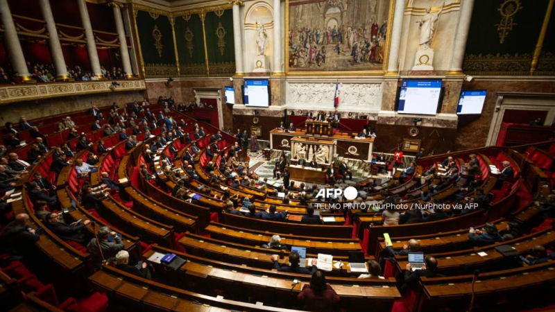 Ch&iacute;nh phủ Ph&aacute;p vượt qua bỏ phiếu bất t&iacute;n nhiệm 