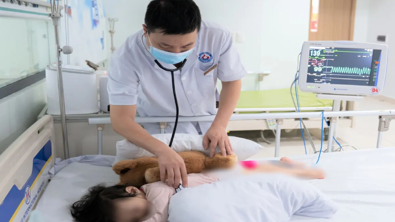 Cảnh b&aacute;o biến chứng vi&ecirc;m n&atilde;o nguy hiểm do bệnh tay ch&acirc;n miệng ở trẻ