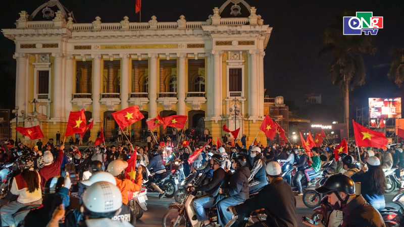 Đỏ rực m&agrave;u cờ trong đ&ecirc;m sau chiến thắng của U23 Việt Nam