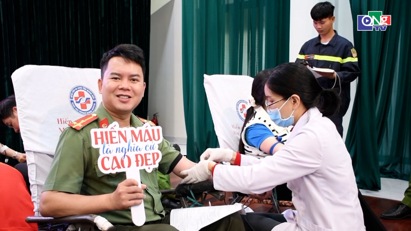 Tuổi trẻ C&ocirc;ng an Quảng Ng&atilde;i hiến m&aacute;u t&igrave;nh nguyện