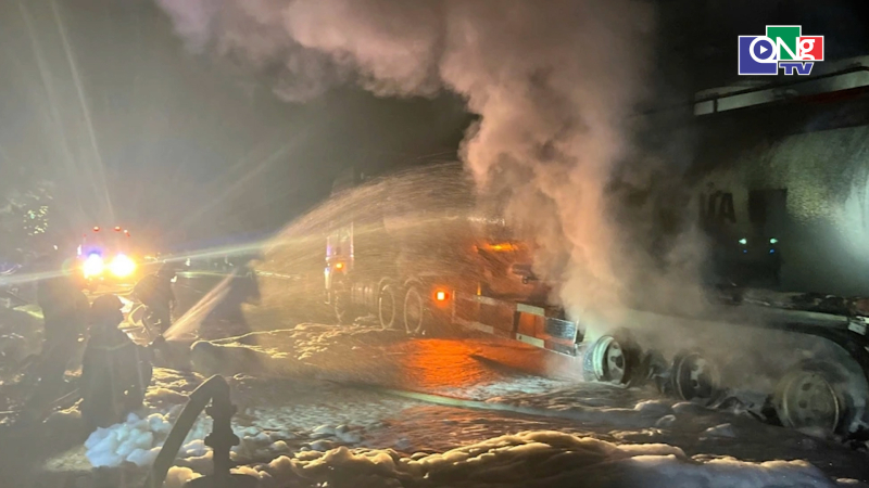 Dập tắt vụ ch&aacute;y xe bồn chở dầu tr&ecirc;n Quốc lộ 24 ở Quảng Ng&atilde;i