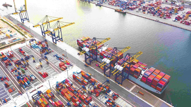 Việt Nam tiếp tục l&agrave; "ng&ocirc;i sao" tăng trưởng kinh tế trong khu vực 