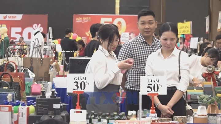 C&aacute;c hộ gia đ&igrave;nh Nhật Bản chật vật với chi ph&iacute; h&agrave;ng ti&ecirc;u d&ugrave;ng