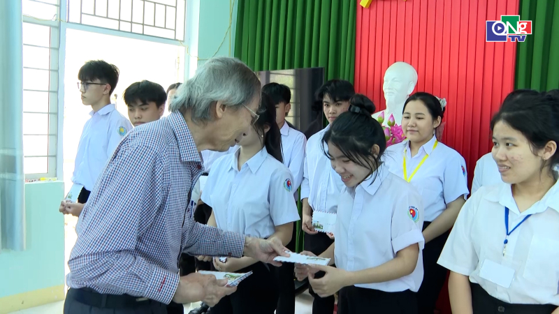 Học bổng &ldquo;Thầy t&ocirc;i&rdquo; mang y&ecirc;u thương đến Sơn Mỹ