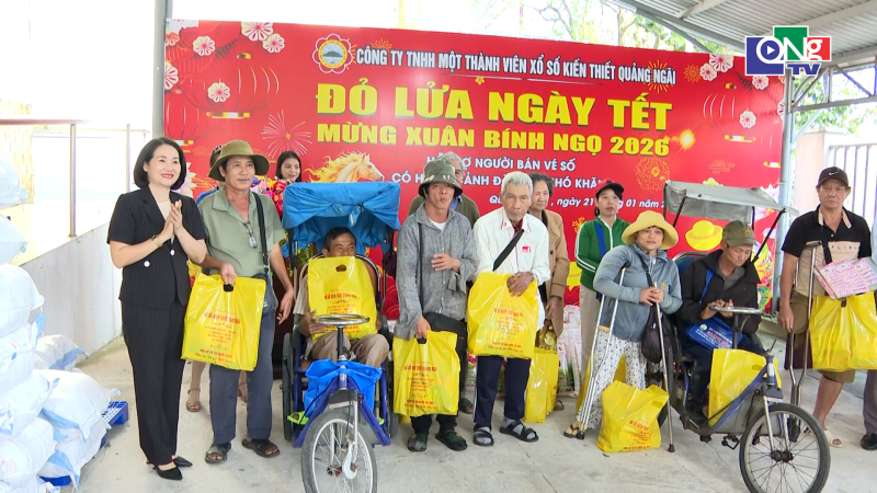 Trao qu&agrave; Tết cho người b&aacute;n v&eacute; số kh&oacute; khăn