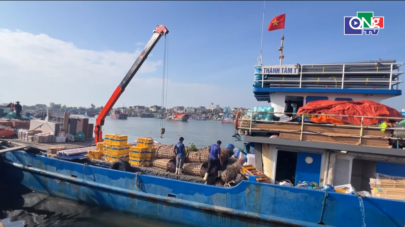 Khẩn trương đưa h&agrave;ng Tết ra đảo L&yacute; Sơn