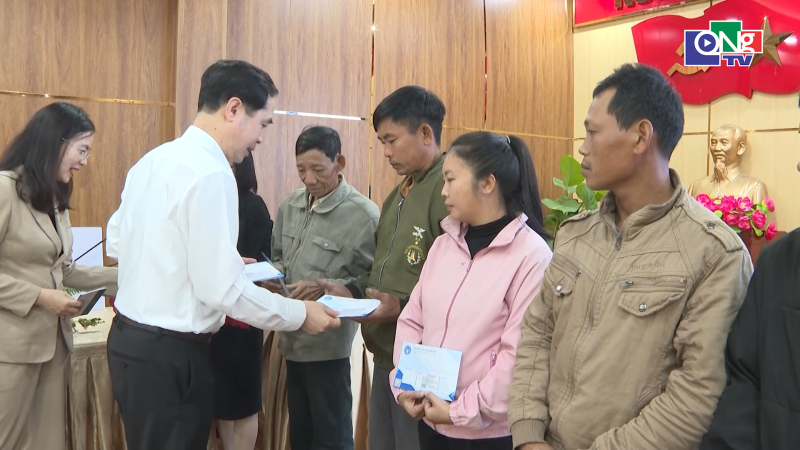 Trao thẻ BHYT cho người d&acirc;n c&oacute; ho&agrave;n cảnh kh&oacute; khăn