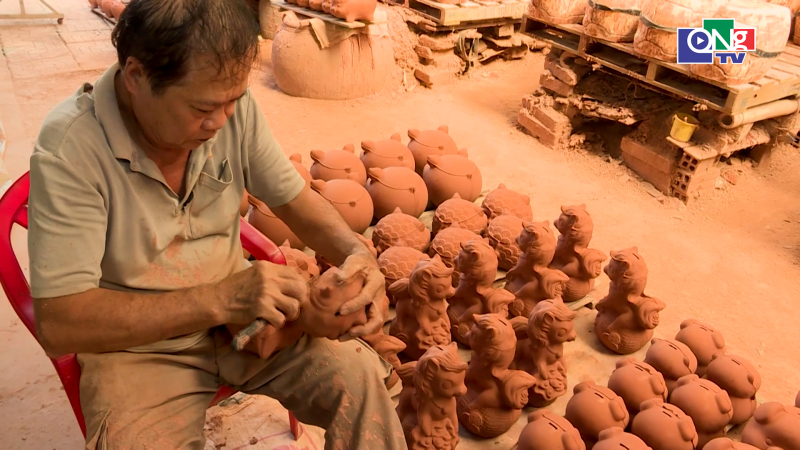 L&agrave;ng nghề lợn đất truyền thống trong nhịp sắm Tết