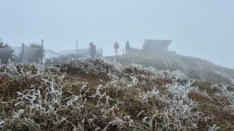 Kh&ocirc;ng kh&iacute; lạnh bao phủ, Trung Bộ mưa d&ocirc;ng diện rộng