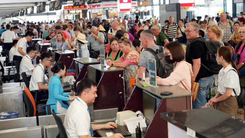 Gi&aacute; v&eacute; m&aacute;y bay Tết tiếp tục tăng