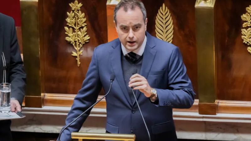 Thủ tướng Ph&aacute;p vượt qua cuộc bỏ phiếu bất t&iacute;n nhiệm