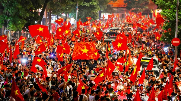Người d&acirc;n đổ ra đường ăn mừng chiến thắng