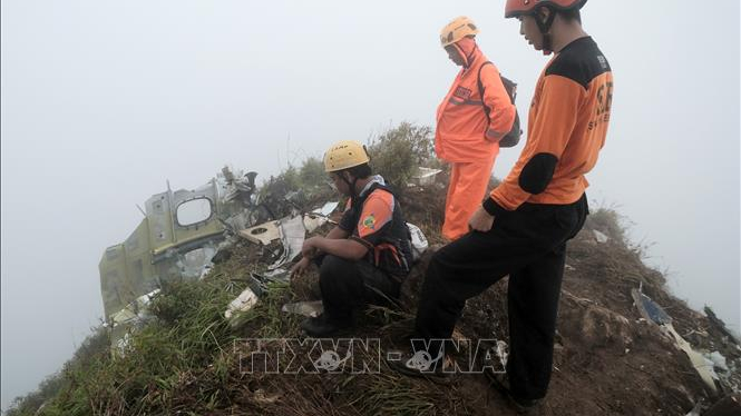 T&igrave;m thấy thi thể c&aacute;c nạn nh&acirc;n trong vụ rơi m&aacute;y bay ở Indonesia 