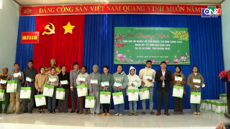 Tặng qu&agrave; Tết cho hộ ngh&egrave;o, cận ngh&egrave;o v&agrave; đối tượng ch&iacute;nh s&aacute;ch