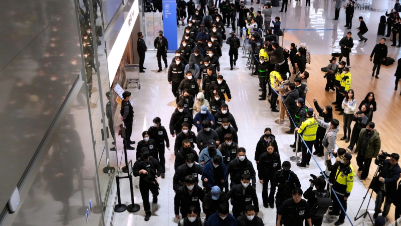 Campuchia b&agrave;n giao cho H&agrave;n Quốc 73 nghi phạm lừa đảo trực tuyến 