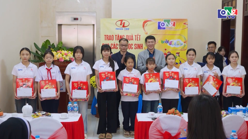 Trao qu&agrave; Tết cho học sinh trong chương tr&igrave;nh &ldquo;Ch&acirc;n trời ước mơ&rdquo;