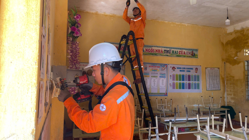 Điện lực Quảng Ng&atilde;i sửa chữa đường d&acirc;y sau c&ocirc;ng tơ cho 24 trường học 