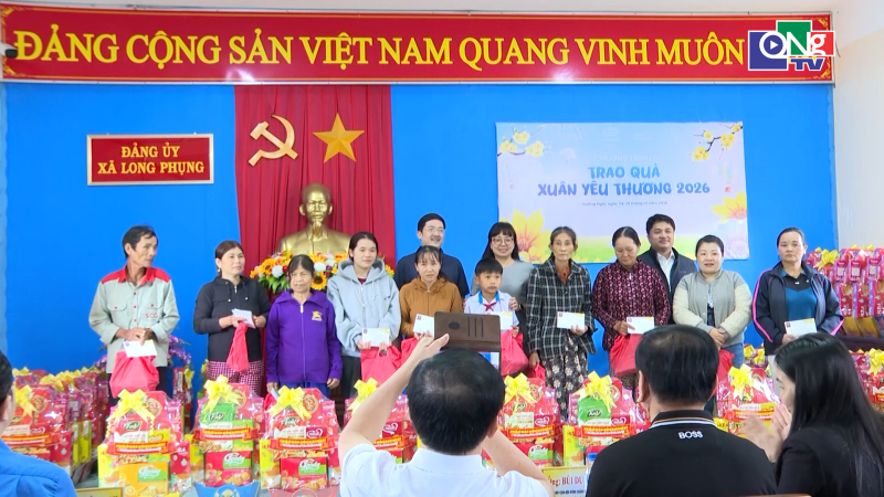 Trao qu&agrave; Tết &ldquo;Xu&acirc;n y&ecirc;u thương 2026&rdquo;