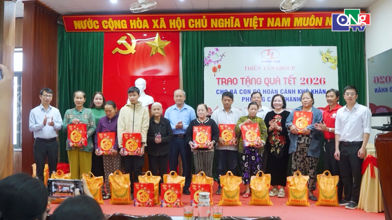 Thi&ecirc;n t&acirc;n Group trao qu&agrave; Tết cho hộ ngh&egrave;o phường Cẩm Th&agrave;nh