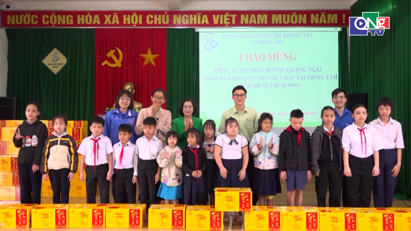Trao qu&agrave; Tết cho học sinh Trung t&acirc;m Nu&ocirc;i dạy trẻ khuyết tật V&otilde; Hồng Sơn