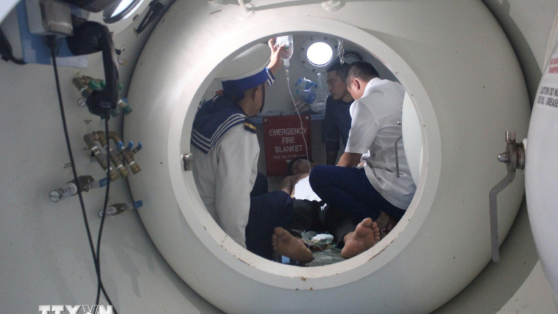 Kịp thời cấp cứu ngư d&acirc;n bị giảm &aacute;p nặng ở ngư trường Trường Sa